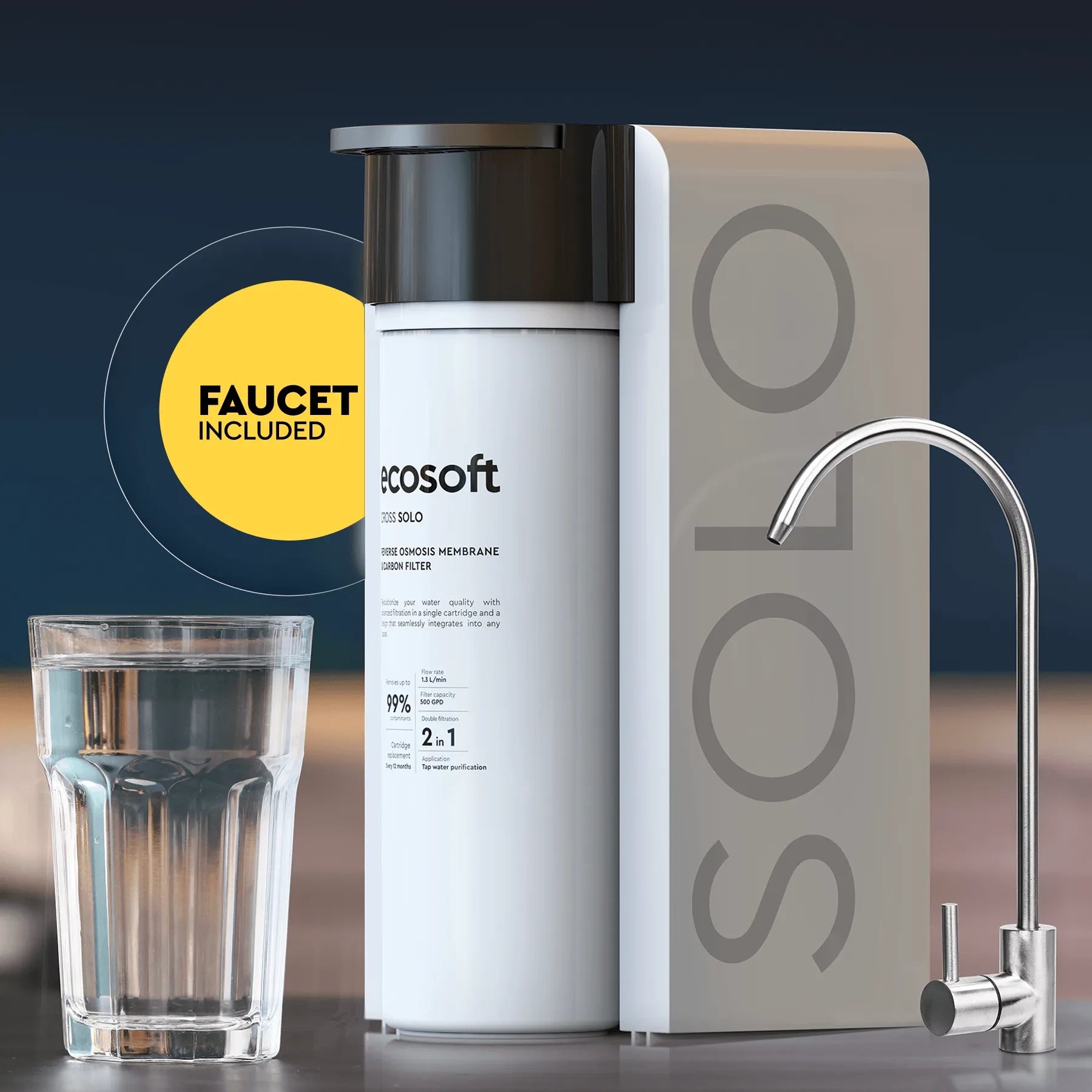 Ecosoft med vattenglas med rent vatten från kranen